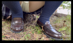 [Crash] Grass is stepped on by loafers at the feet of uniform cosplay photoshoot (J2_002)